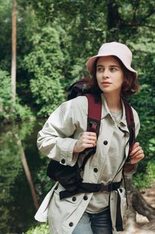森を歩く女性キャンパー 女性,外国人,登山の写真素材