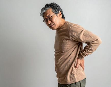 腰が痛い男性 腰が痛い男性の写真