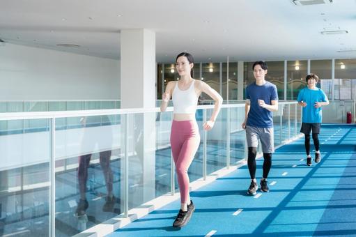 スポーツジムでトレーニングをする若い男女 スポーツジム,ジョギング,ランニングの写真素材