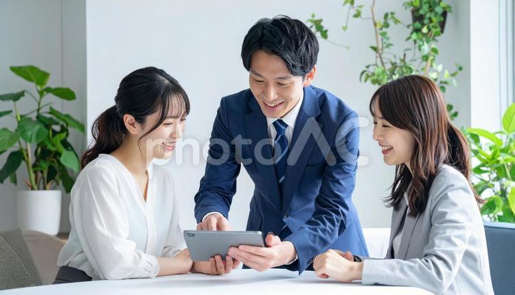タブレットを使って説明する男性営業マン タブレット,男性営業マン,男性ビジネスマンの写真素材