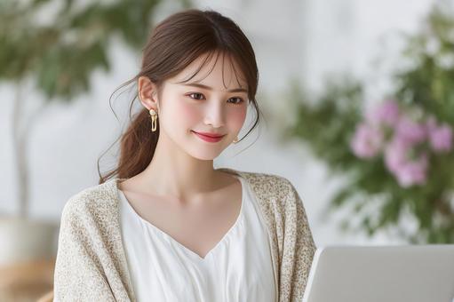 カフェでノートPCを使用して仕事中の写真