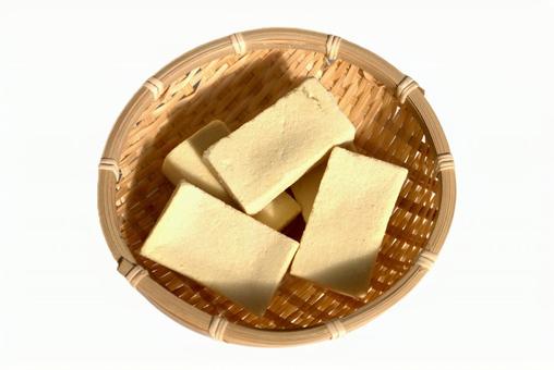 笊にのせた高野豆腐 笊にのせた高野豆腐 豆腐,高野豆腐,木綿豆腐の写真素材