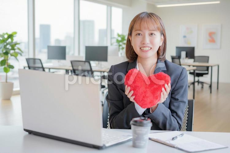 ハートを持つビジネスウーマン 女性,ビジネスウーマン,会社員の写真素材