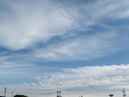 郊外の秋の空　コピースペース 空,青空,曇りの写真素材