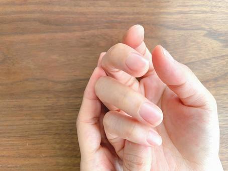 木製テーブルの上の女性の手 手,女性,痛いの写真素材