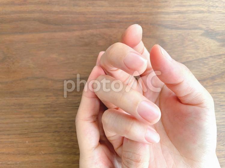 木製テーブルの上の女性の手 手,女性,痛いの写真素材