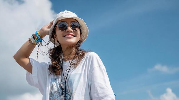 夏の音楽フェスを楽しむ日本の若い女性 夏の音楽フェスを楽しむ日本の若い女性の写真