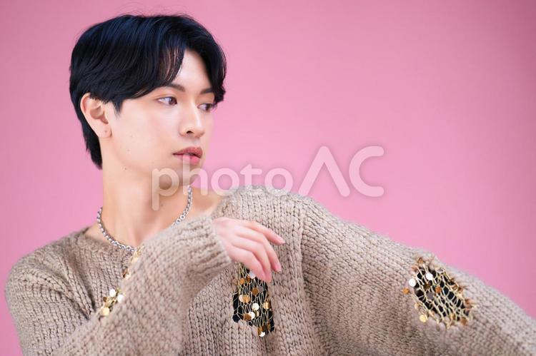 ニットの男性の横顔 男性,真顔,見るの写真素材