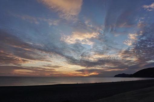 夕暮れの海と雲の空 夕暮れの海と雲の空の写真