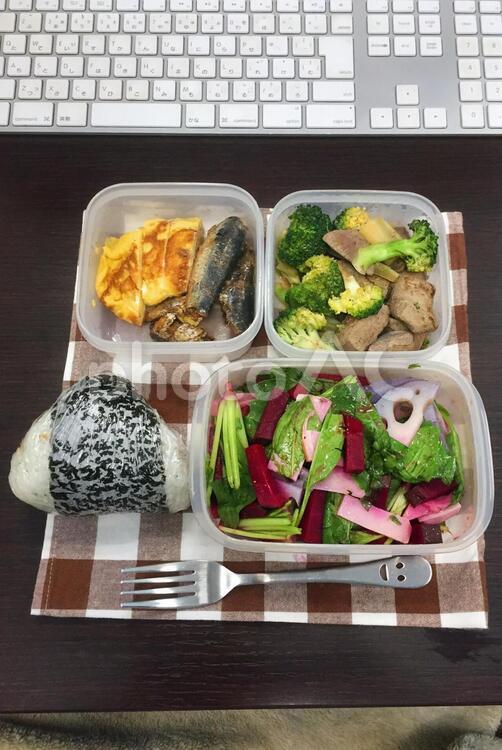 デスクで食べる手作り弁当 弁当,お弁当,手作り弁当の写真素材