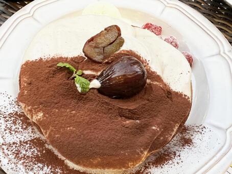 美味しそうな栗のパンケーキ・ココアがけ パンケーキ,栗,フードの写真素材