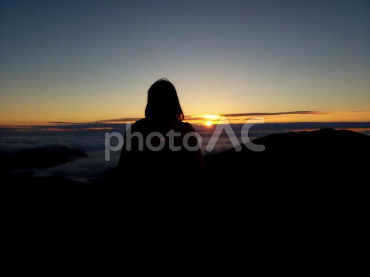 夕日と女性の後ろ姿 御在所岳,雲海,空の写真素材
