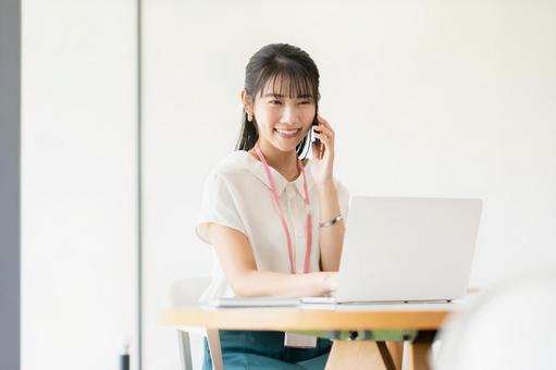 オフィスで働く若いビジネスウーマン オフィスで働く若いビジネスウーマン ビジネスウーマン,若い,女性の写真素材