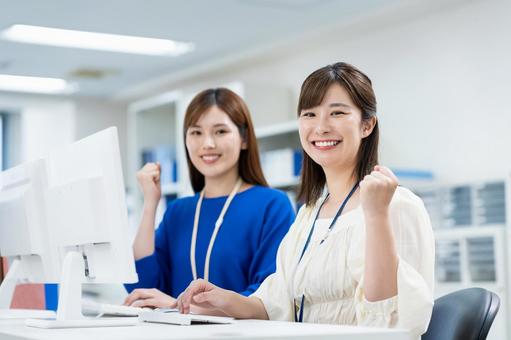 オフィスで働く若いビジネスウーマン オフィスで働く若いビジネスウーマン ガッツポーズ,ビジネスウーマン,ビジネスの写真素材