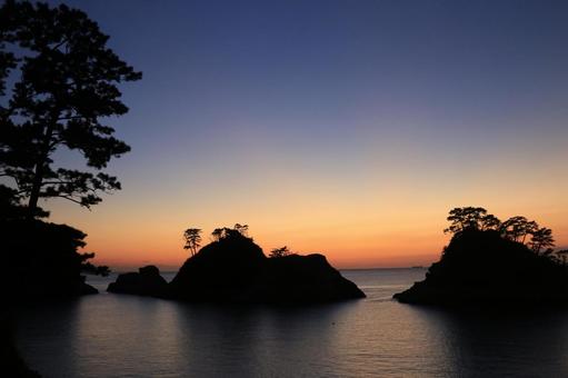 堂ヶ島の向こうに綺麗な夕陽 堂ヶ島の向こうに綺麗な夕陽の写真