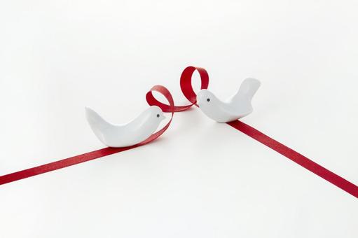 リボン 鳩 平和の象徴 リボン 鳩 平和の象徴 赤リボン,白い鳩,平和の写真素材