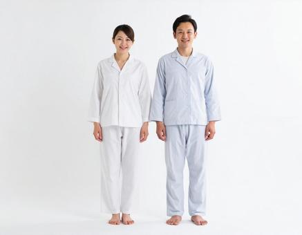 パジャマ姿で並ぶ仲良し夫婦 パジャマ姿で並ぶ仲良し夫婦の写真