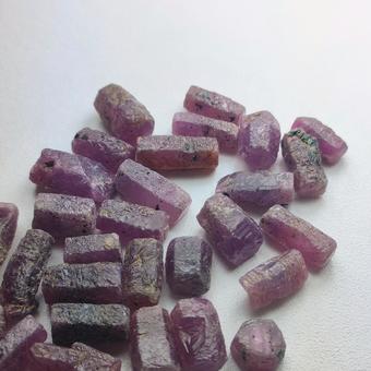 ルビーの結晶の写真