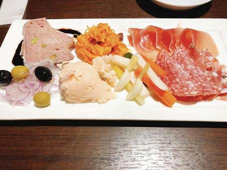 生ハムとオリーブの盛り合わせ 生ハムとオリーブの盛り合わせ 生ハム,オリーブ,盛り合わせの写真素材