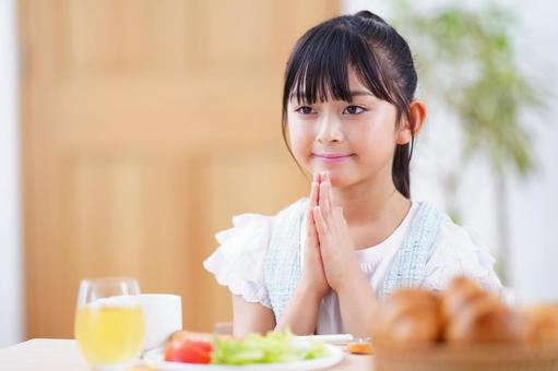 いただきますの挨拶をする少女の笑顔 女の子,食事,いただきますの写真素材
