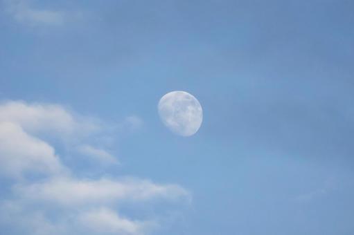青空と昼の月 青空と昼の月 青空,昼,月の写真素材