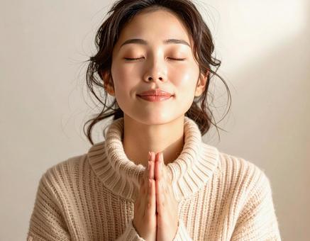 手を合わせる女性 手を合わせる女性の写真