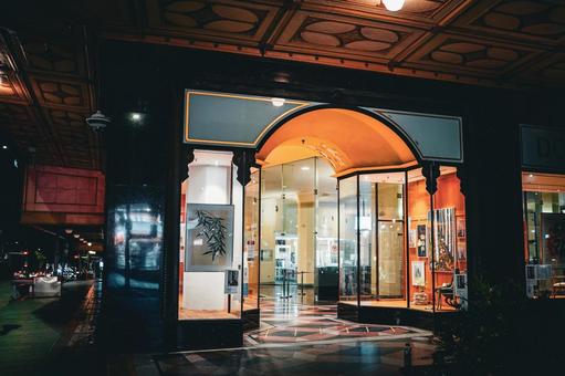 アートギャラリーの入り口 アートギャラリーの入り口 アートギャラリー,入り口,夜景の写真素材