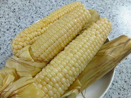 トウモロコシ 茹でたチャルオクスス お皿 トウモロコシ 茹でたチャルオクスス お皿 トウモロコシ,チャルオクスス,もちもちの写真素材