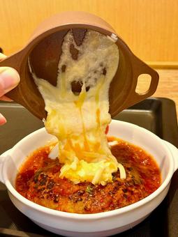 トマト煮込みハンバーグ　チーズ乗せ チーズ,食べかけ,トマトの写真素材