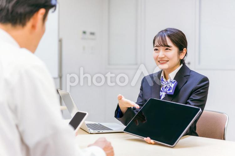タブレットを使って説明をする女性 タブレット,スマホ,相談の写真素材