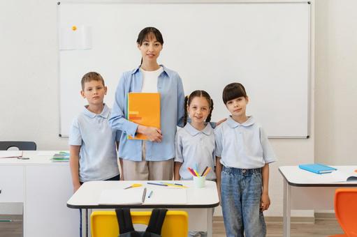 先生を挟んで記念撮影 女性,女の子,男の子の写真素材