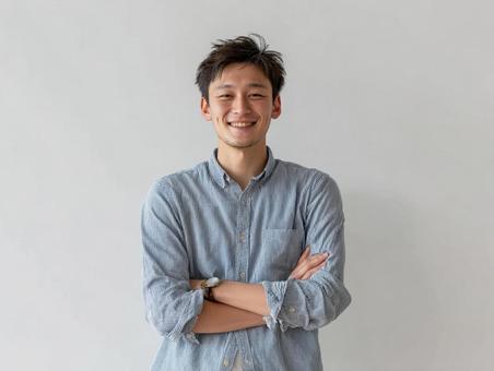 ワイシャツを着た微笑む男性 ワイシャツを着た微笑む男性の写真