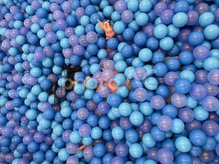 ボールプールで遊ぶ子ども 子ども,ボールプール,遊ぶの写真素材