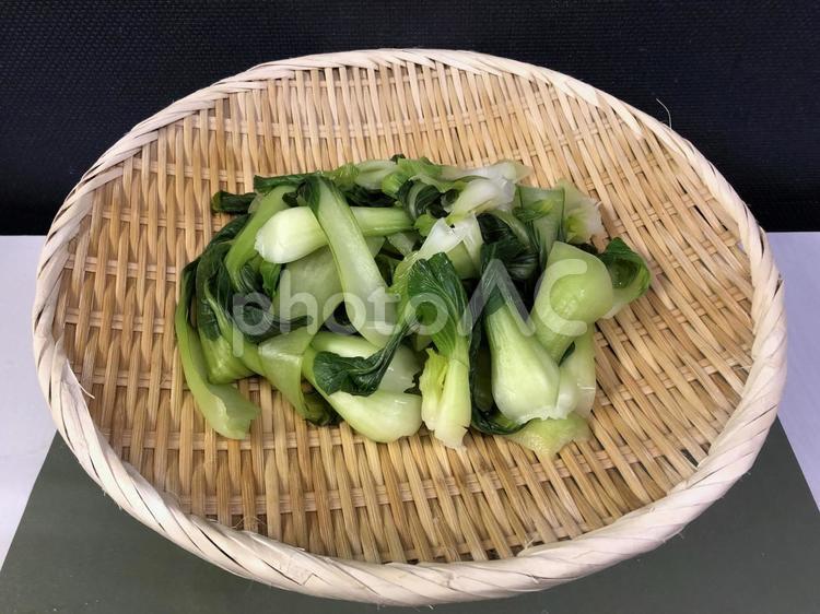 竹のざるで水切りをするチンゲン菜 野菜,青梗菜,ざるの写真素材