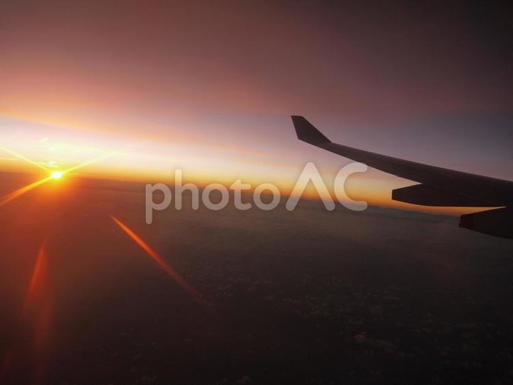 機内からの夕焼け 日暮れ,機内,何人もありませんの写真素材