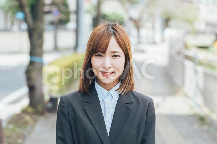 スーツを着て微笑む女性　smiling  スーツ,女性,カメラ目線の写真素材