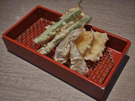 お蕎麦屋さんの夏野菜の天ぷら お蕎麦屋さんの夏野菜の天ぷらの写真