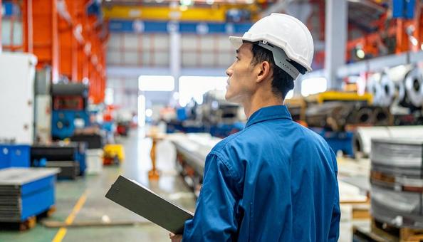 製造業イメージ チェックする作業服の男性 製造業イメージ チェックする作業服の男性の写真