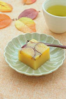 秋の和菓子 さつまいもの羊羹 秋の和菓子 さつまいもの羊羹の写真