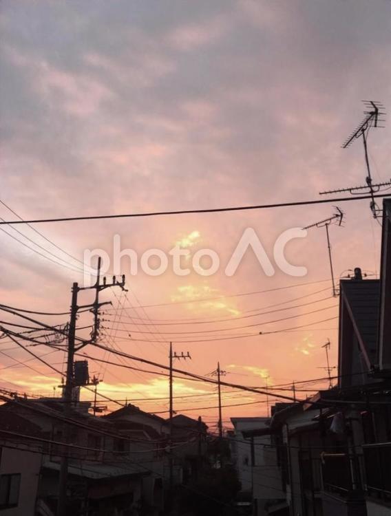 住宅街の夕焼け 電気,電圧,針金の写真素材