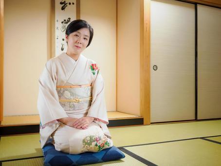 33:和服で微笑んでいる女性 33:和服で微笑んでいる女性 着物,ご挨拶,ごあいさつの写真素材