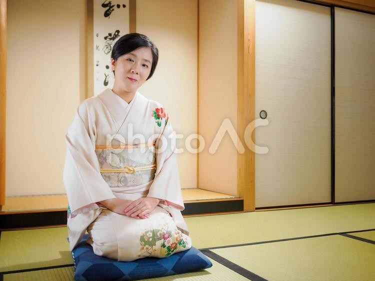 33：和服で微笑んでいる女性 着物,ご挨拶,ごあいさつの写真素材