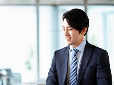 話かけているビジネスマンの写真