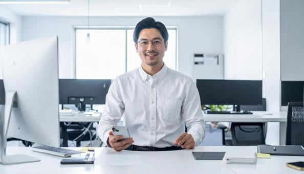 オフィスで働く日本人システムエンジニア オフィスで働く日本人システムエンジニアの写真
