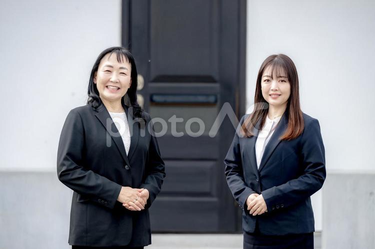 笑顔で店の前に立つ二人の女性 笑顔,紹介,女性の写真素材