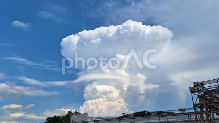 爆発的に発達する積乱雲 ゲリラ豪雨,豪雨,雷雨の写真素材