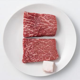 生のステーキ肉 牛肉と牛脂 生のステーキ肉 牛肉と牛脂の写真