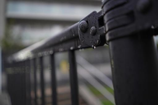 手すりを付いた雨のしずく 雨粒,雫,天気の写真素材
