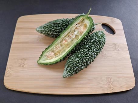 採れたて夏野菜ゴーヤ_黒バック_4 採れたて夏野菜ゴーヤ_黒バック_4の写真