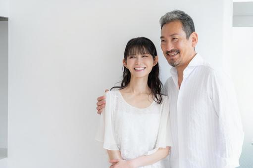 リビングでスキンケアをするミドルの夫婦 リビングでスキンケアをするミドルの夫婦 ビューティー,家族,夫婦の写真素材